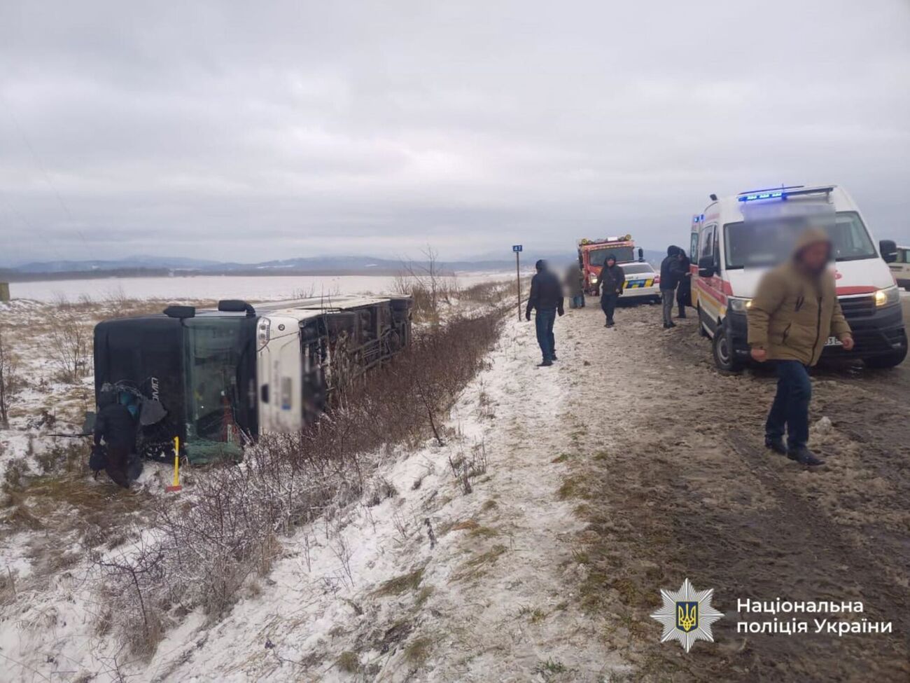 В салоне автобуса находились 30 пассажиров и двое водителей