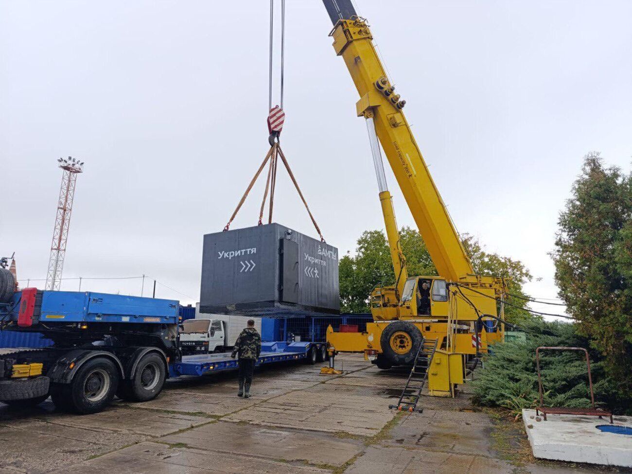 По всем портам Одесской и Николаевской областей установлено более 50 мобильных сооружений для защиты людей, рассказал вице-премьер