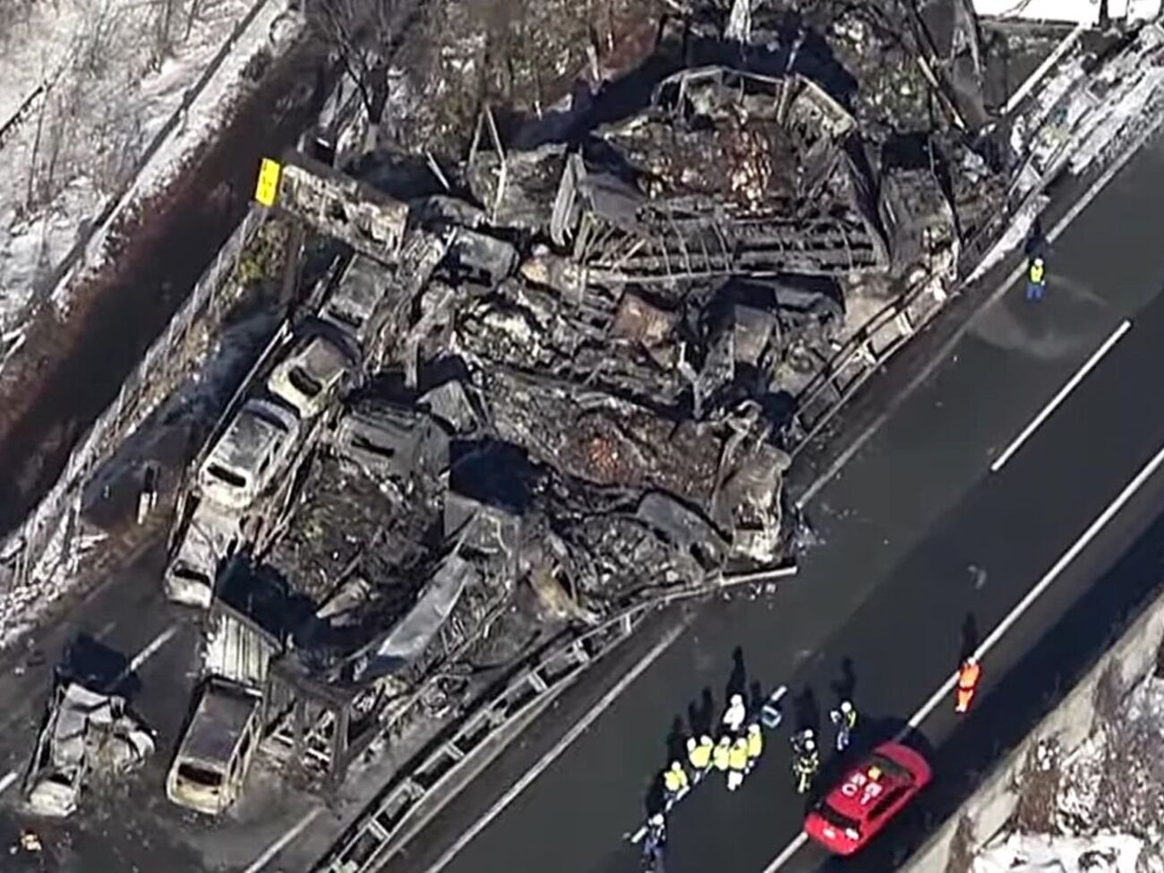 Після зіткнень загорілося приблизно 20 автомобілів