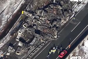 После столкновений загорелись около 20 автомобилей