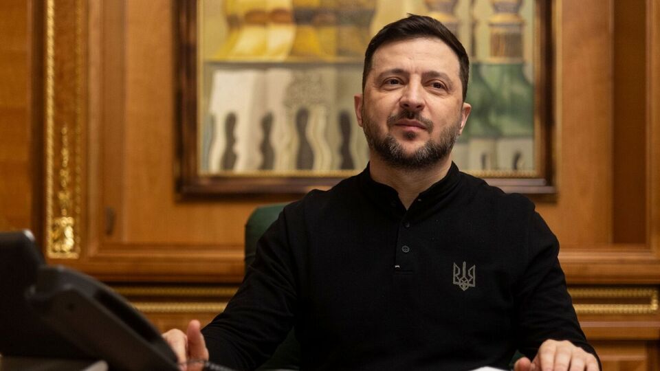 Зеленский после начала полномасштабной войны отказался от костюмов, но в 2025 году начал менять свой стиль