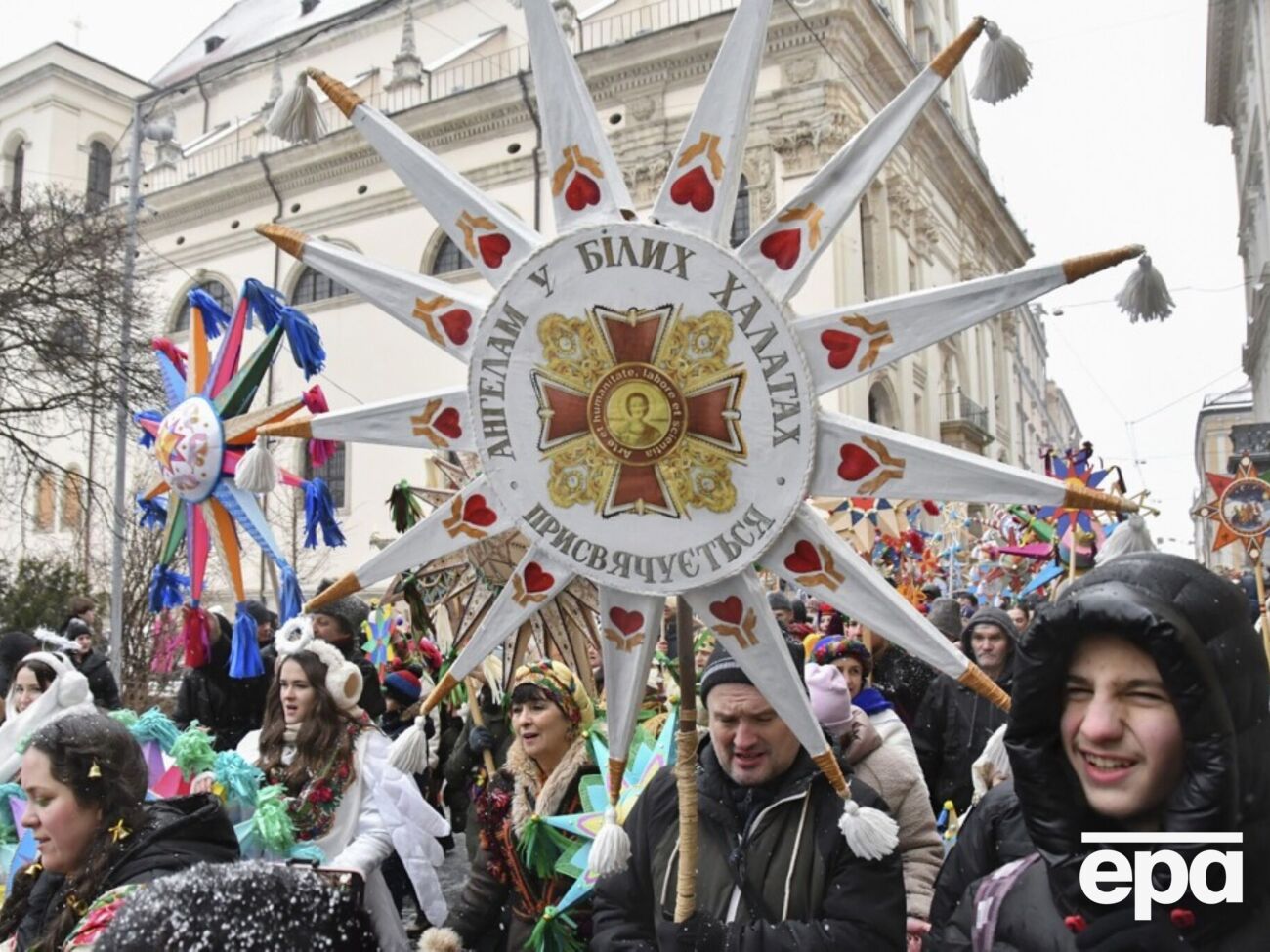 Колядки, різдвяні зірки й пампухи. У Львові відбулася кількатисячна Хода звіздарів. Фоторепортаж