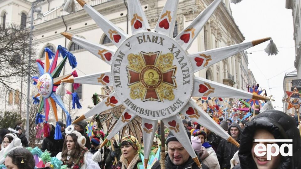 Колядки, різдвяні зірки й пампухи. У Львові відбулася кількатисячна Хода звіздарів. Фоторепортаж