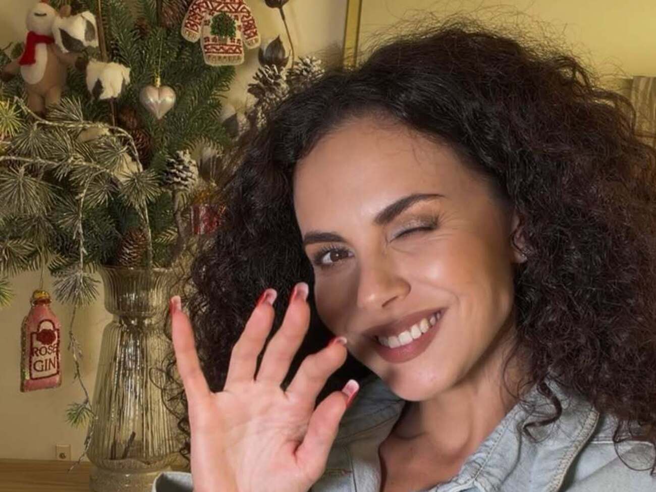 Каменских после скандала в августе 2025 года также переехала жить за границу