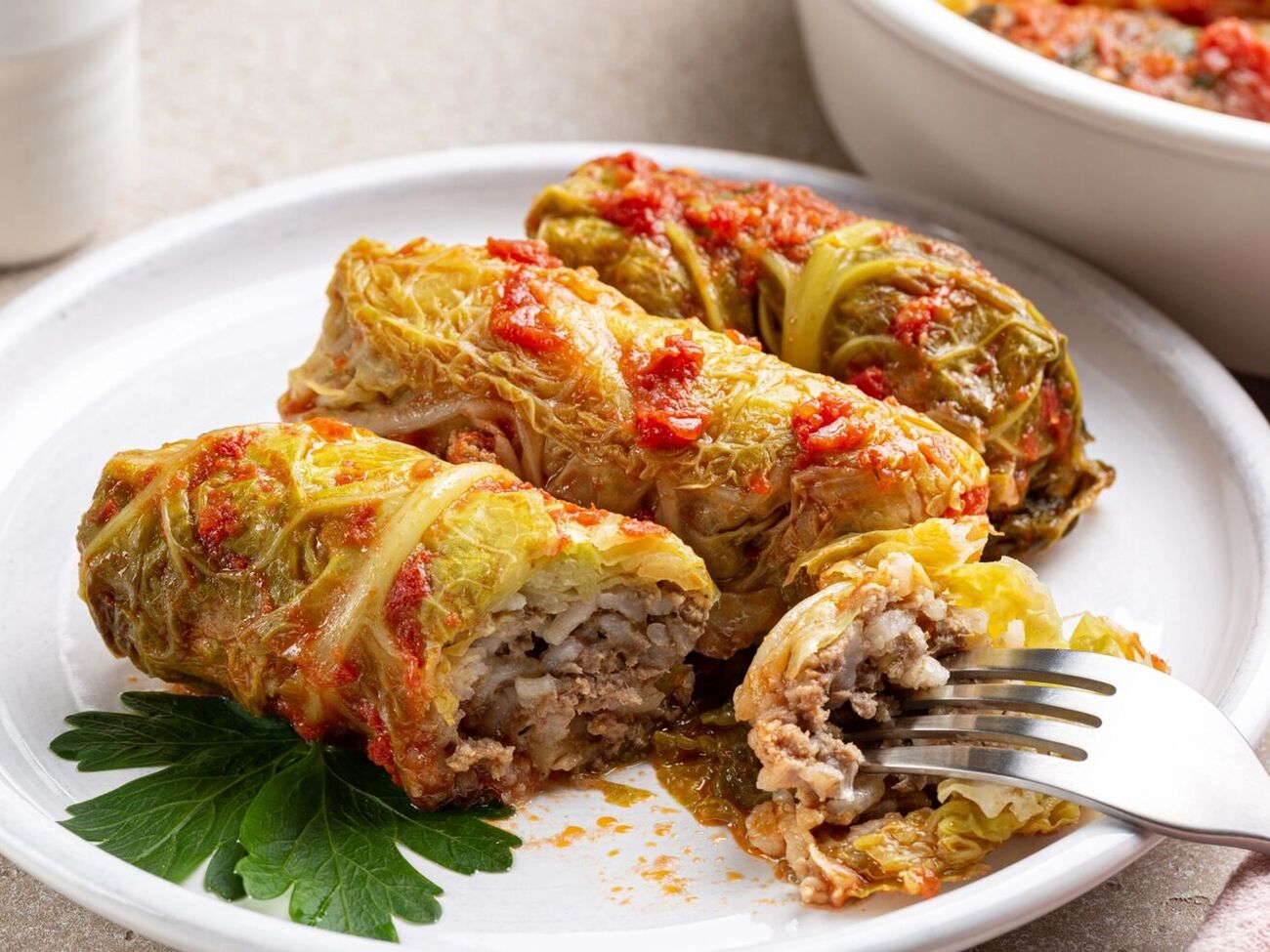 Для начинки возьмите 500 г индюшиного фарша и 100 г круглозернистого риса