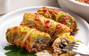 Для начинки возьмите 500 г индюшиного фарша и 100 г круглозернистого риса