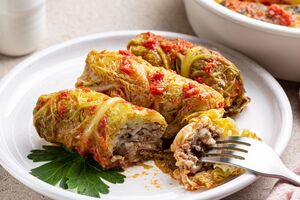 Для начинки возьмите 500 г индюшиного фарша и 100 г круглозернистого риса