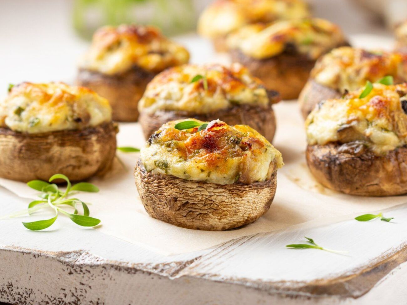 Фаршировані печериці можна подати як окрему закуску або як повноцінну страву