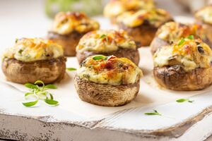 Фаршированные шампиньоны можно подать как отдельную закуску или как полноценное блюдо