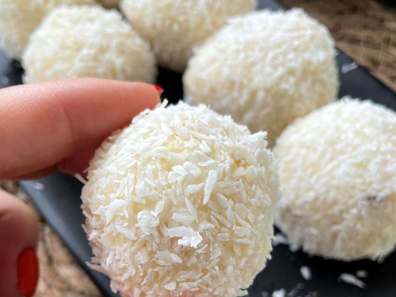 Готовые конфеты поставьте в холодильник для стабилизации