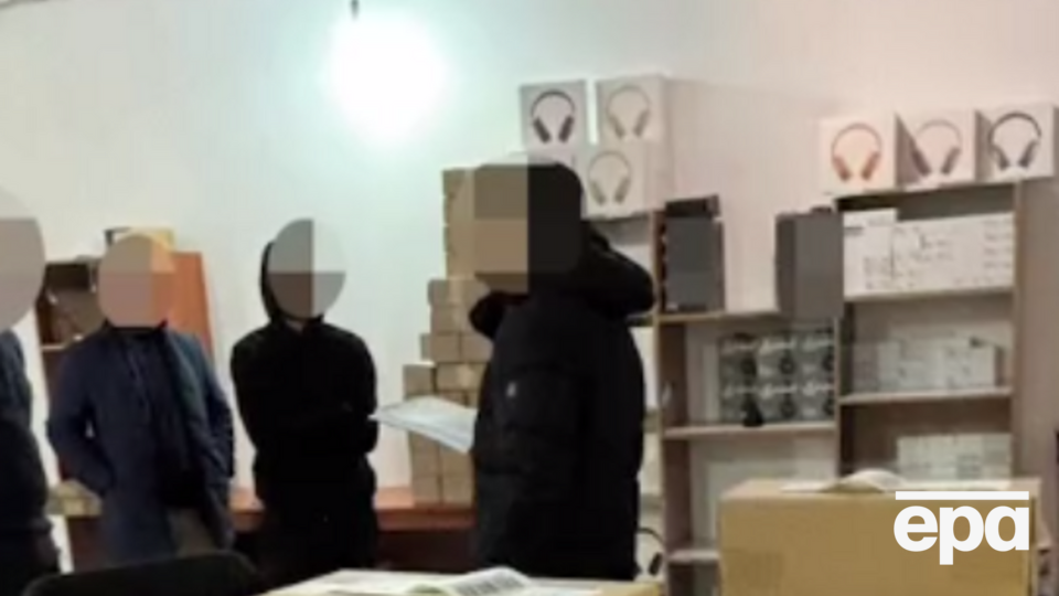 По данным следствия, ФЛП рекламировали и предлагали к продаже поддельную продукцию через сеть веб-сайтов