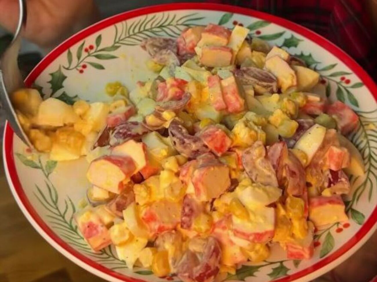 Для салата возьмите 180 г крабовых палочек и 250 г винограда