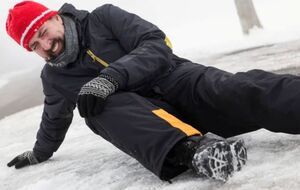 Під час падіння вперед руки треба зігнути в ліктьовому суглобі, а падати потрібно на передпліччя, щоб не ушкодити зап'ястя