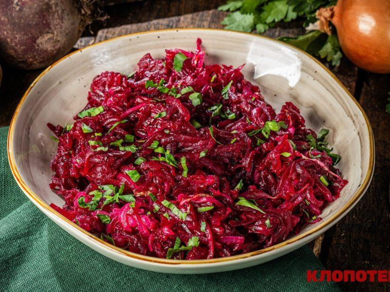 Салат перед подачей можно украсить зеленью