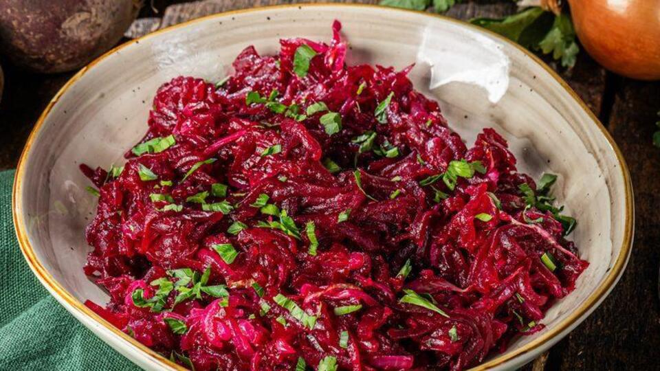 Салат перед подачей можно украсить зеленью