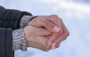 Зовсім трохи цих інгредієнтів із кухні зігріє руки навіть у сильні морози. Лайфхак