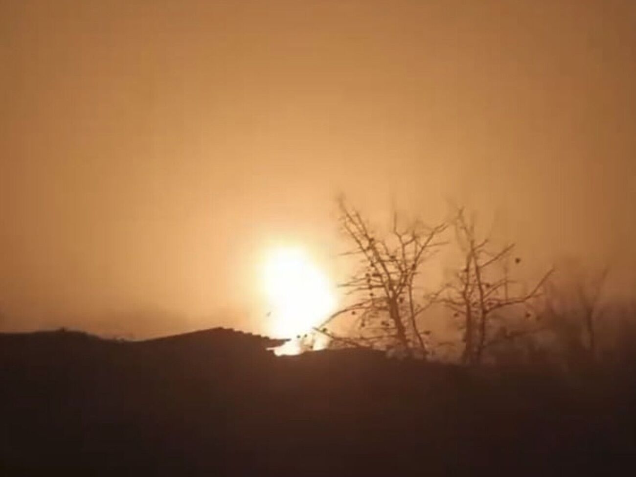 В ночь на 3 декабря подразделения сил обороны Украины поразили нефтебазу "Дмитриевская", рассказали в Генштабе ВСУ