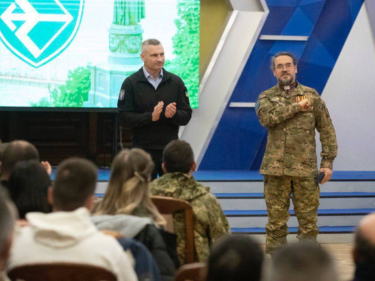 Кличко: Від імені столичної громади вручив захисникам і захисницям медалі "Честь. Слава. Держава"