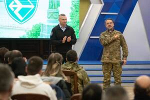 Кличко: От имени столичной общины вручил защитникам и защитницам медали "Честь. Слава. Держава"