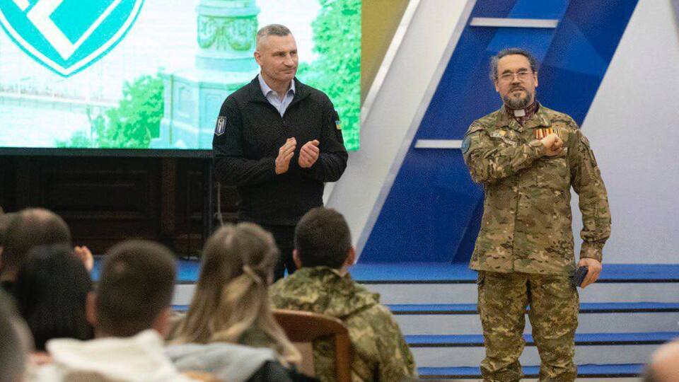 Кличко: От имени столичной общины вручил защитникам и защитницам медали "Честь. Слава. Держава"