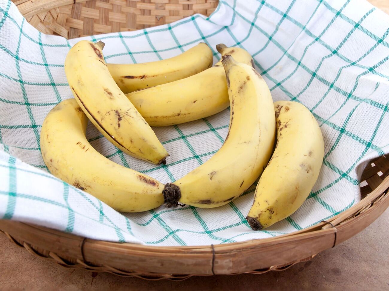 Рядом с бананами не стоит класть яблоки, груши, авокадо и помидоры