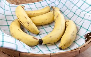 Рядом с бананами не стоит класть яблоки, груши, авокадо и помидоры