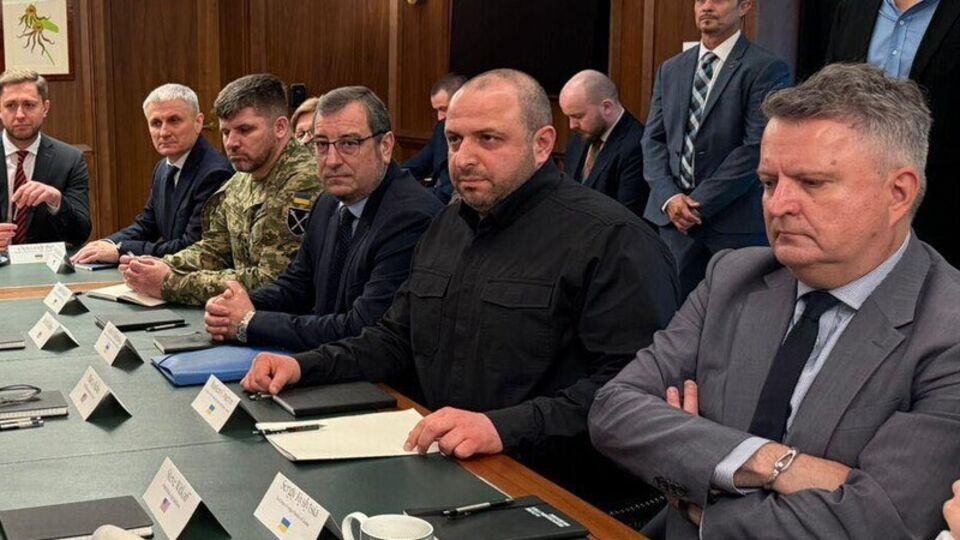 Умєров (на фото) проводить консультації з партнерами з Великобританії, Німеччини і Франції для оцінювання прогресу щодо "мирного плану", розповів Сибіга