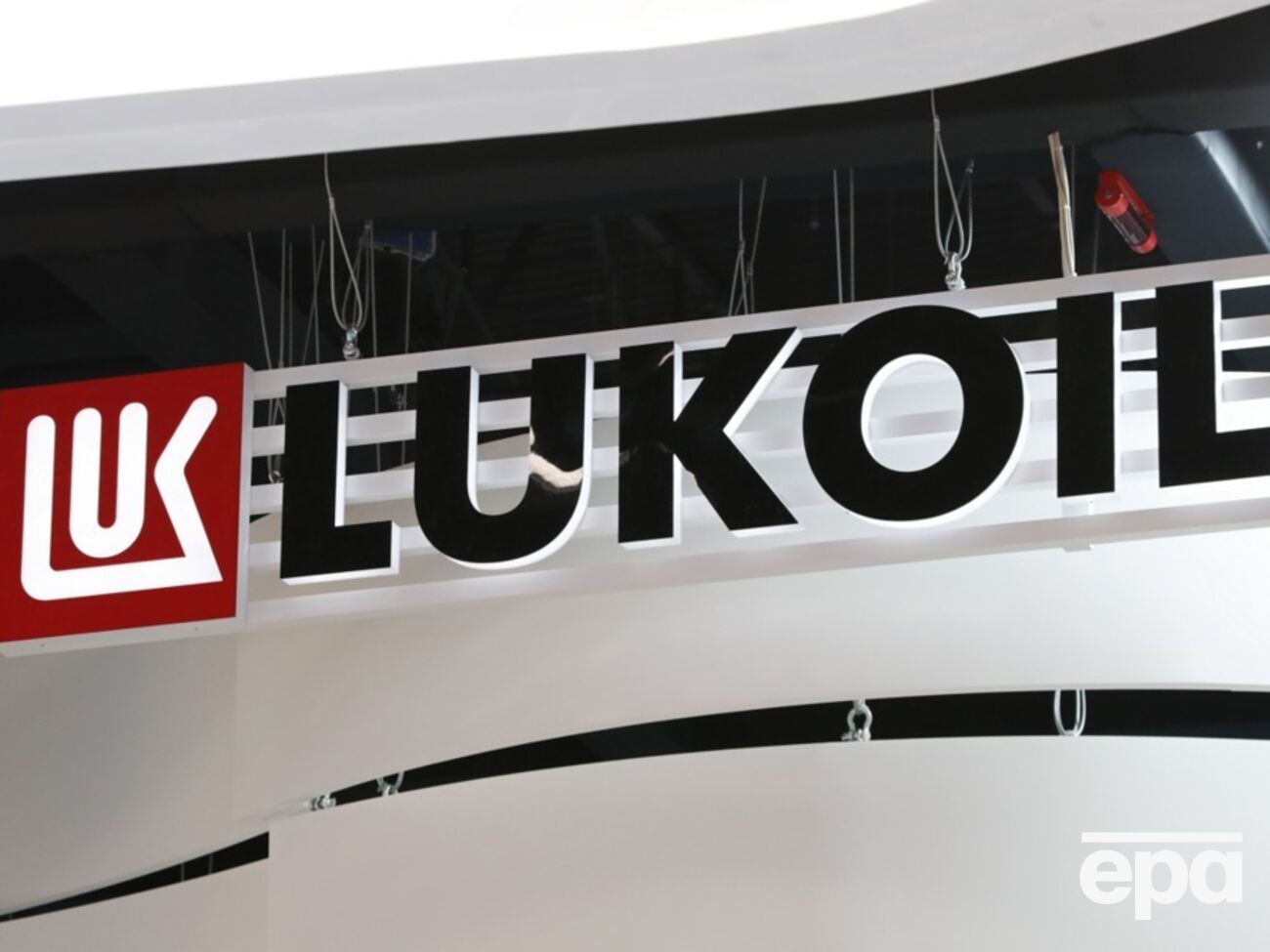 Колишній власник розважальних ресурсів для дорослих зацікавився закордонними активами підсанкційного "Лукойлу"