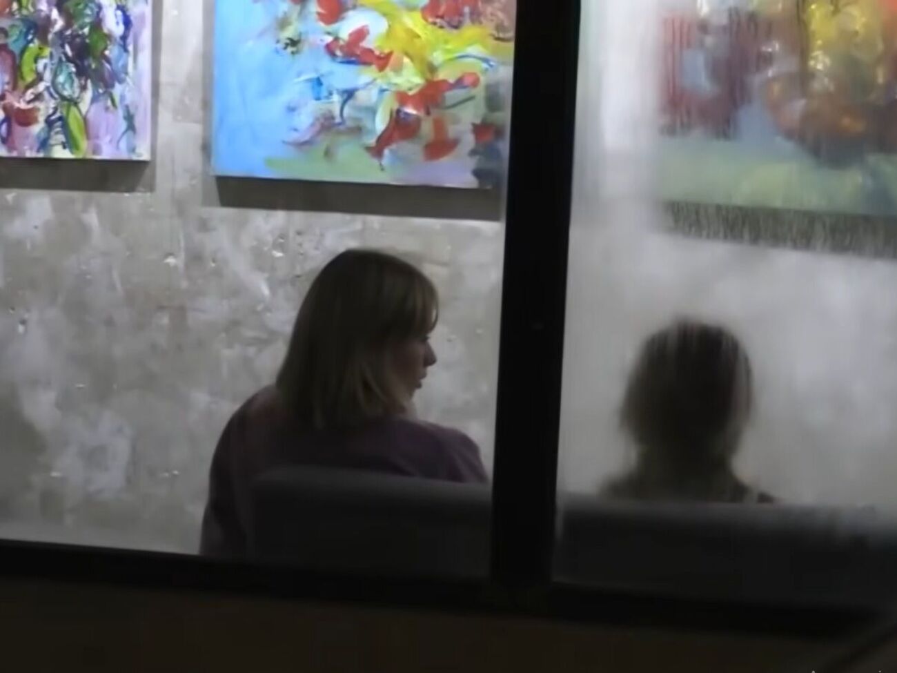 Жінку нібито знайшли в галереї в Парижі