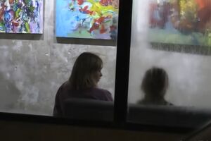 Жінку нібито знайшли в галереї в Парижі