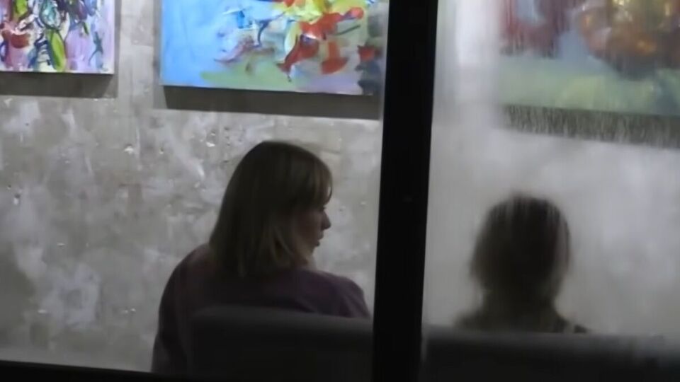 Женщину якобы обнаружили в галерее в Париже