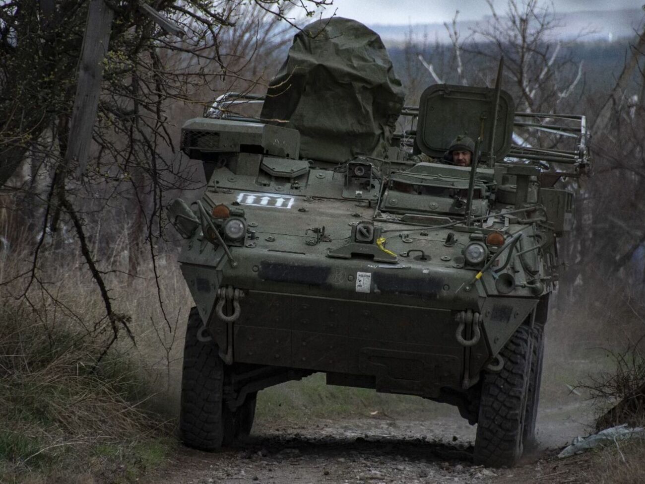 Военные продолжают выполнять задачи по обороне города, сдерживая продвижение россиян