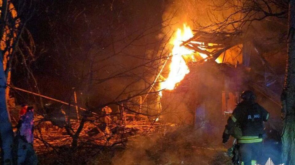 Попадания зафиксированы в нескольких районах Славянска, сообщили в полиции
