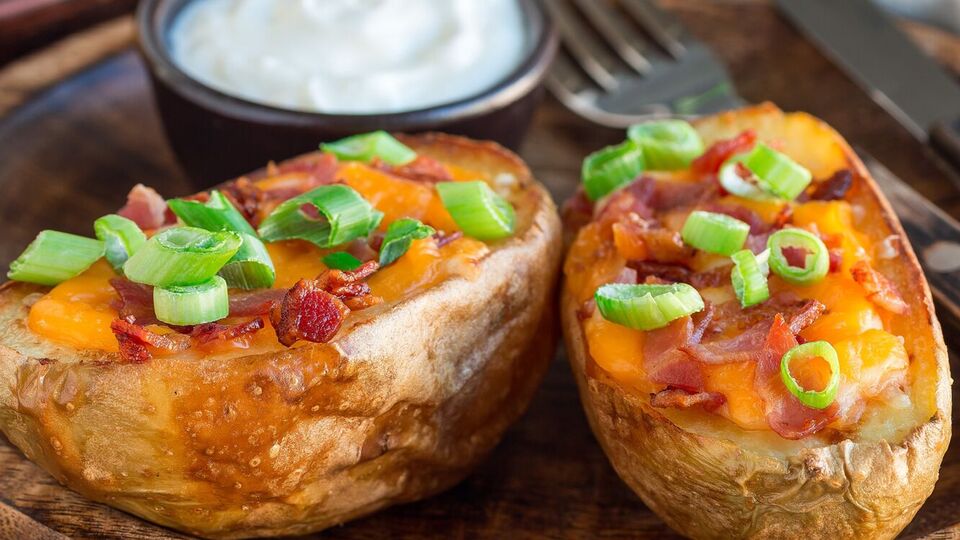 Для начинки знадобляться мисливські ковбаски