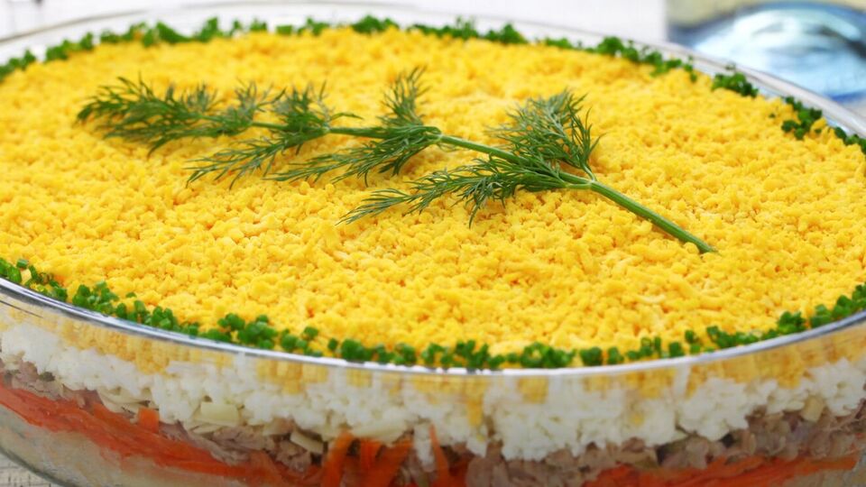 Салат выкладывают несколькими слоями