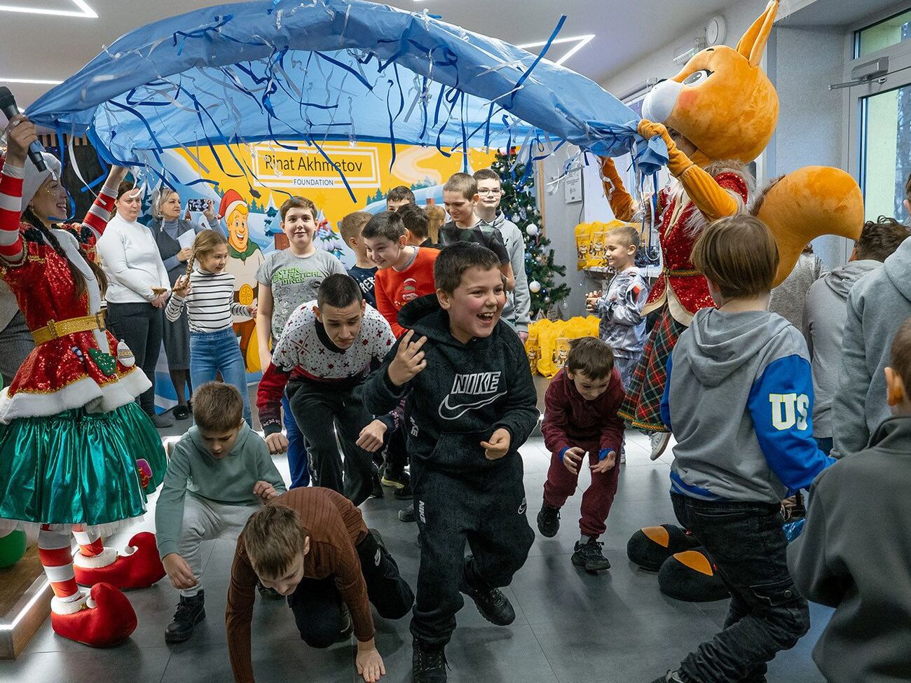 Новогоднее мероприятие собрало детей из Мариуполя, живущих в Днепре, отметил Фонд Рината Ахметова
