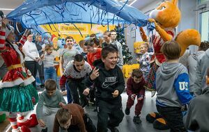 Новогоднее мероприятие собрало детей из Мариуполя, живущих в Днепре, отметил Фонд Рината Ахметова