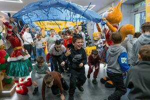 Новогоднее мероприятие собрало детей из Мариуполя, живущих в Днепре, отметил Фонд Рината Ахметова