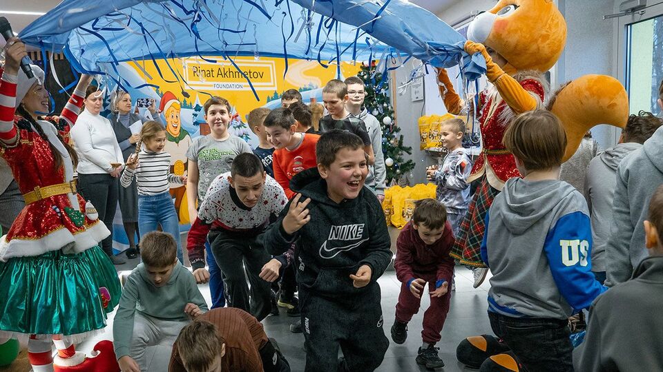 Новогоднее мероприятие собрало детей из Мариуполя, живущих в Днепре, отметил Фонд Рината Ахметова