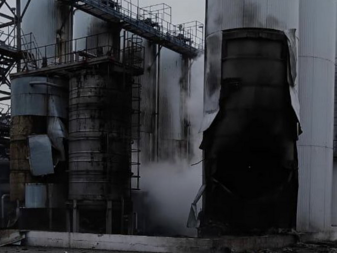 В результате удара по промышленному предприятию повреждены резервуары для хранения масла