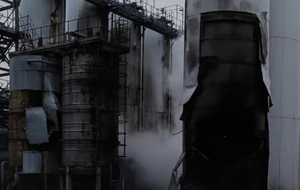 В результате удара по промышленному предприятию повреждены резервуары для хранения масла
