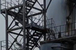 В результате удара по промышленному предприятию повреждены резервуары для хранения масла
