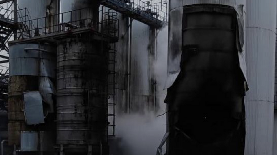 В результате удара по промышленному предприятию повреждены резервуары для хранения масла