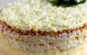 Каждый шар салата смажьте майонезом