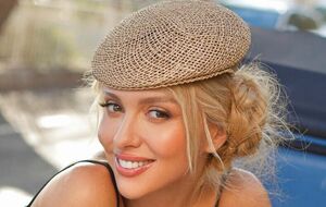 Полякова іноді показує свої прогулянки біля будинку