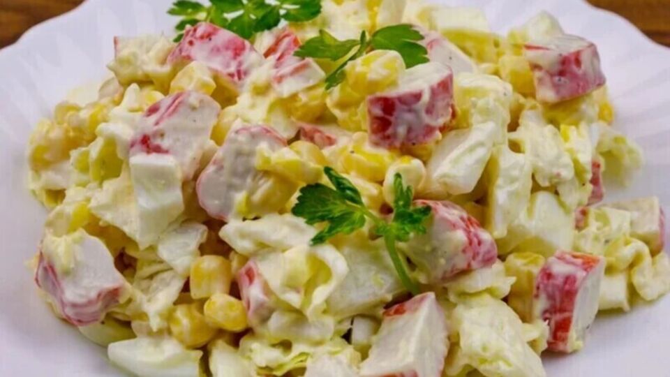 Для салата возьмите 250 г крабовых палочек