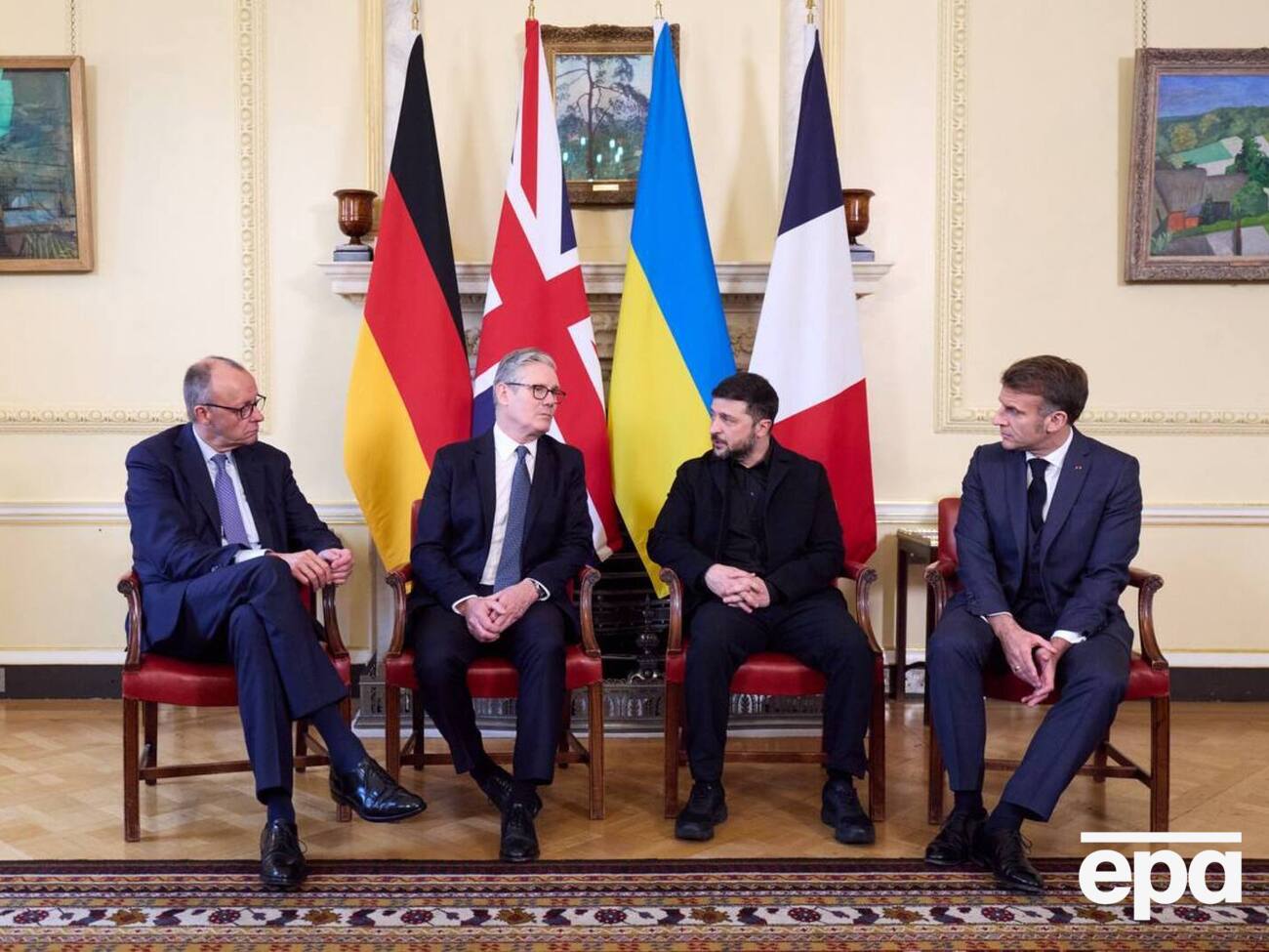 Европейские лидеры советовали Зеленскому не делать формальные территориальные уступки без четких гарантий безопасности, информирует Der Spiegel