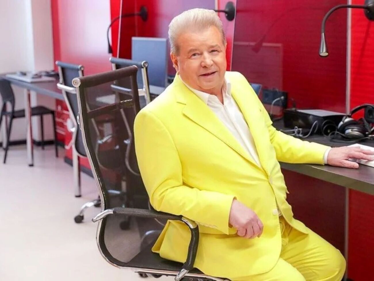 Поплавский родился в селе Мечиславка Кировоградской области в 1949 году