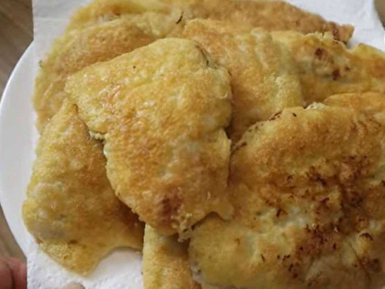 Перед приготовлением обмакните отбивные в муку, а затем в яичную массу