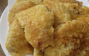 Перед приготовлением обмакните отбивные в муку, а затем в яичную массу